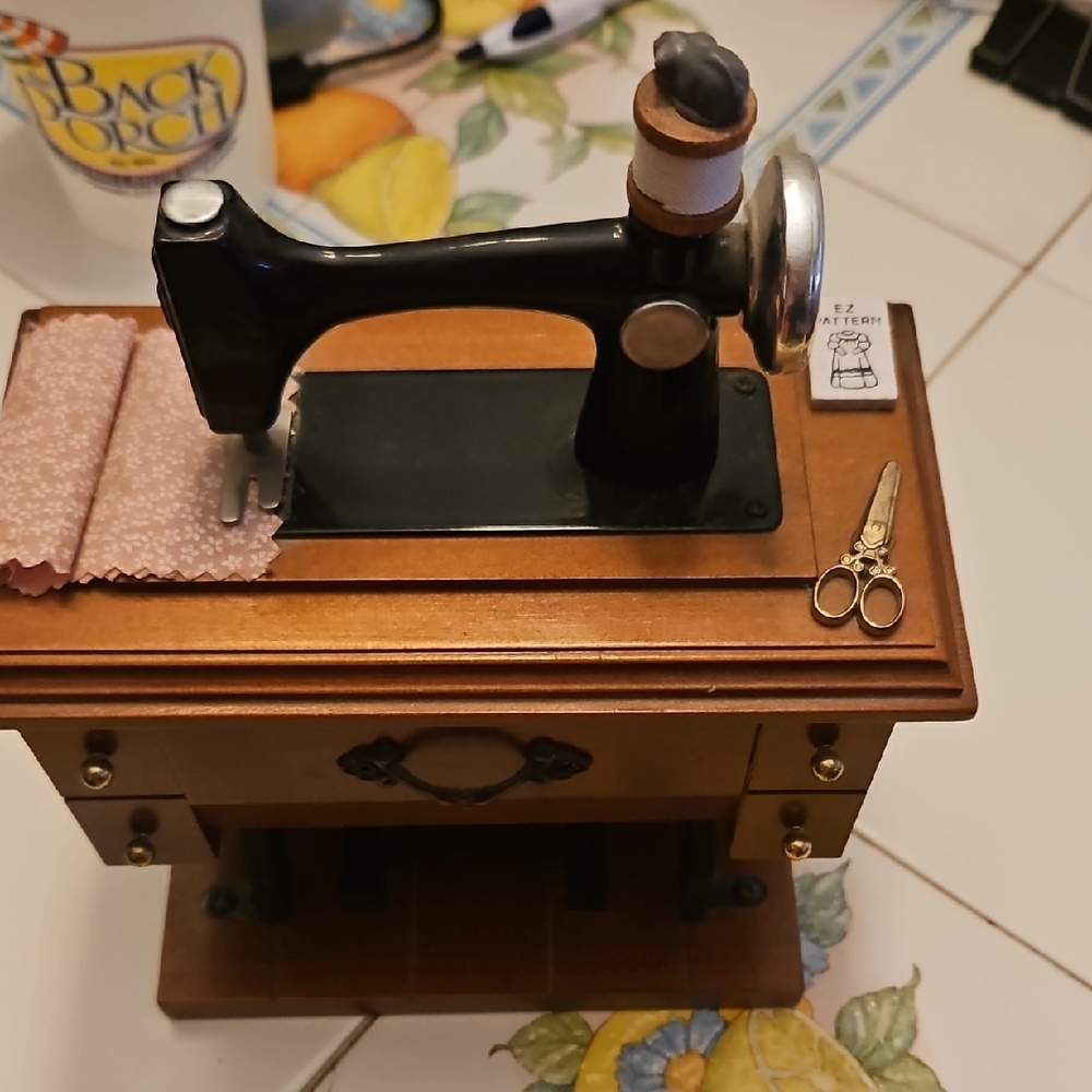 Vintage Sewing Machine Music Box - Picture 4 of 5